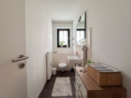 Gäste-WC - Attraktive 3-Zimmer-Wohnung mit Balkon und Tiefgaragenstellplatz in bester Zentrumslage von Coburg