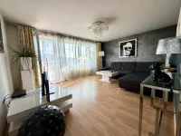 Wohnzimmer mit Süd-Balkon