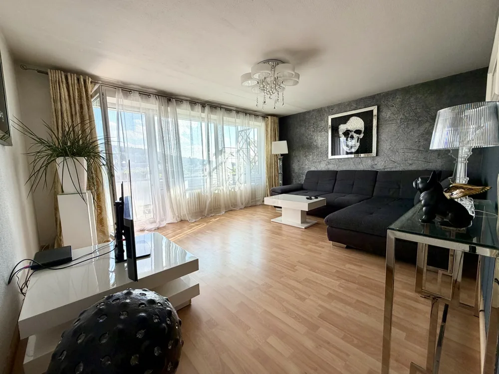 Wohnzimmer mit Süd-Balkon