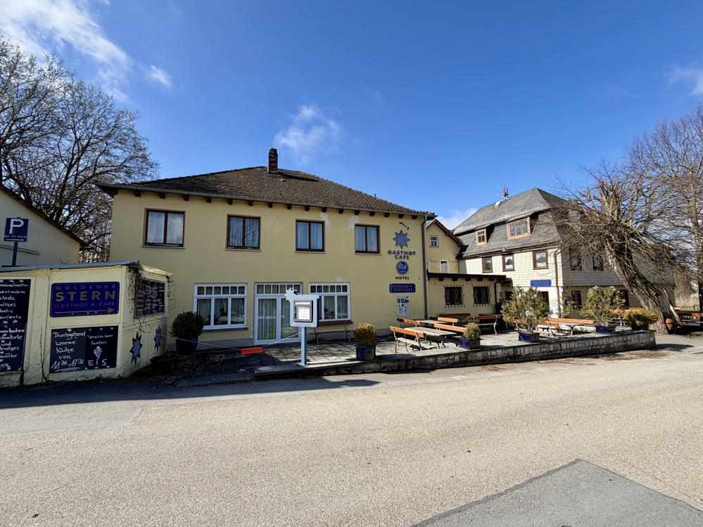 Ansicht Gebäude mit Biergarten