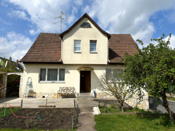 Gepflegtes Zweifamilienhaus mit Einliegerwohnung in Coburg-Neuses, 96450 Coburg / Neuses, Zweifamilienhaus