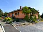 Straßenansicht - Moderner Bungalow mit Wintergarten, Garten und Garage -Großzügig, Sonnig & Ruhig