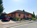 Straßenansicht - Moderner Bungalow mit Wintergarten, Garten und Garage -Großzügig, Sonnig & Ruhig