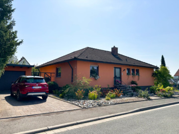 Moderner Bungalow mit Wintergarten, Garten und Garage -Großzügig, Sonnig & Ruhig, 96465 Neustadt bei Coburg, Bungalow