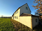 Zweifamilienhaus mit Doppelgarage und Scheune/Lagerhalle in einem Stadtteil von Neustadt b. Co. - Gartenansicht