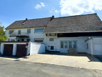 NEUER PREIS! Großzügiges Zweifamilienhaus mit herrlichem Weitblick, Doppelgarage und Scheune, 96465 Neustadt bei Coburg / Weimersdorf, Zweifamilienhaus