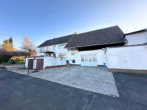 Zweifamilienhaus mit Doppelgarage und Scheune/Lagerhalle in einem kleinen Stadtteil von Neustadt b. Coburg - Straßenansicht