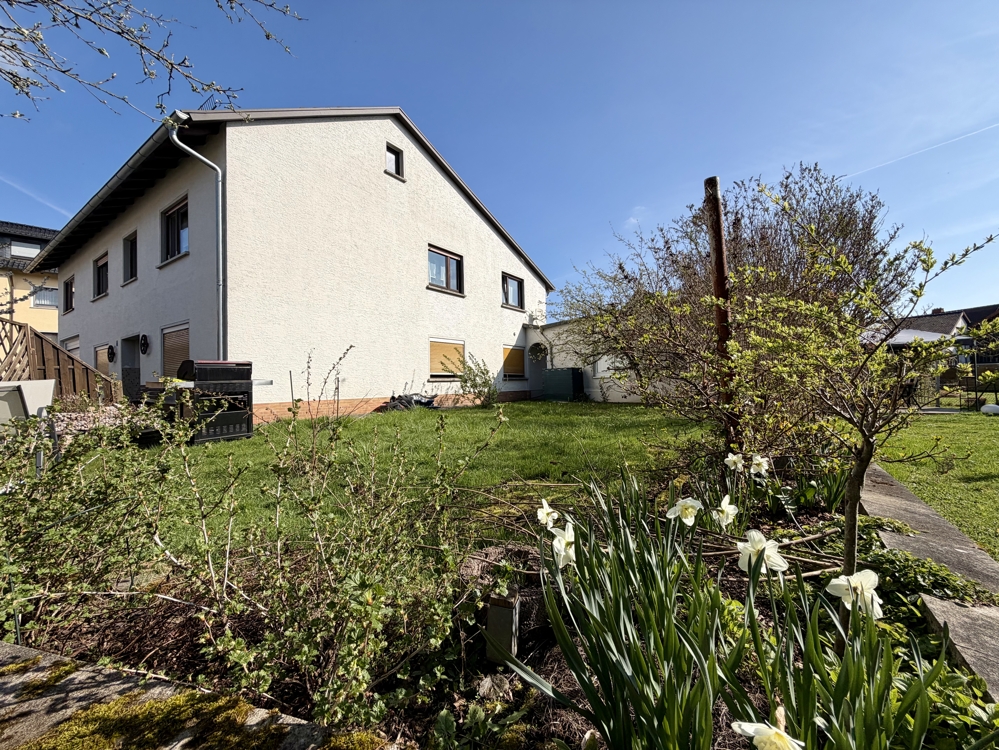 Garten mit Hausansicht