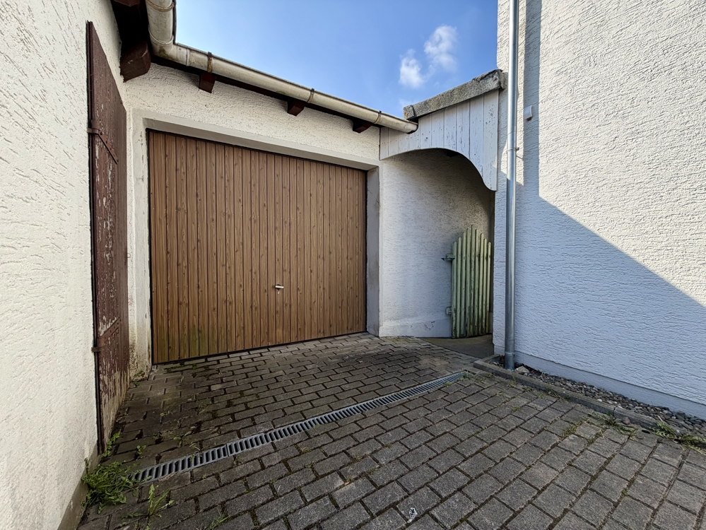 Garage 2 und Zugang zum Garten