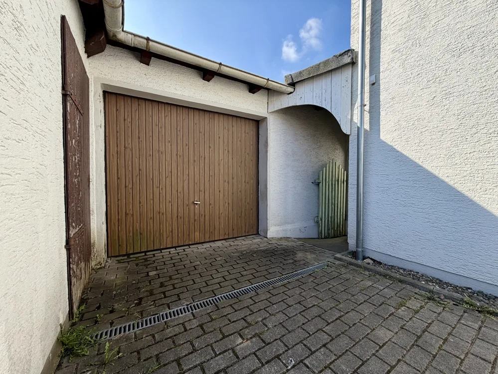 Garage 2 und Zugang zum Garten