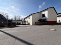 Hausansicht mit Hof