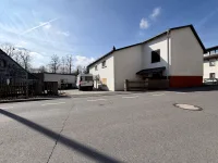 Hausansicht mit Hof