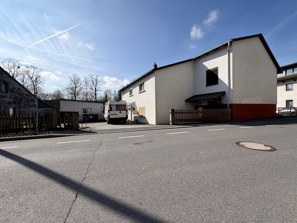 Hausansicht mit Hof