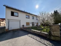 Hausansicht mit Vorgarten und Garage 1
