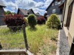 Zugang Garten - Wohnen mit Blick ins Grüne – Kleines, bezugsfreies EFH mit pflegeleichtem Garten in Judenbach!