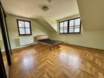 Schlafzimmer OG - Wohnen mit Blick ins Grüne – Kleines, bezugsfreies EFH mit pflegeleichtem Garten in Judenbach!