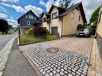 Einfahrt Haus - Wohnen mit Blick ins Grüne – Kleines, bezugsfreies EFH mit pflegeleichtem Garten in Judenbach!