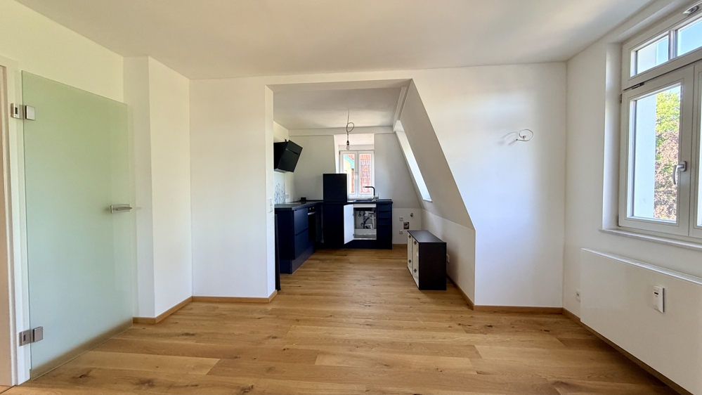 Wohnzimmer mit Blick auf Küchenzeile