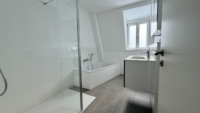 Bad mit Wanne und Dusche sowie Fenster