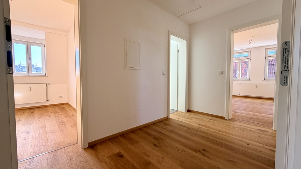 Blick in Schlaf- und Wohnzimmer
